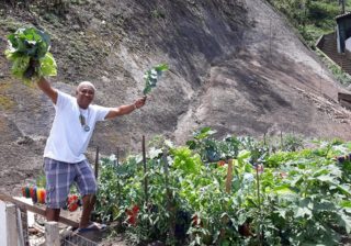 Comunidade de Jaburu inaugura praça construída em mutirão