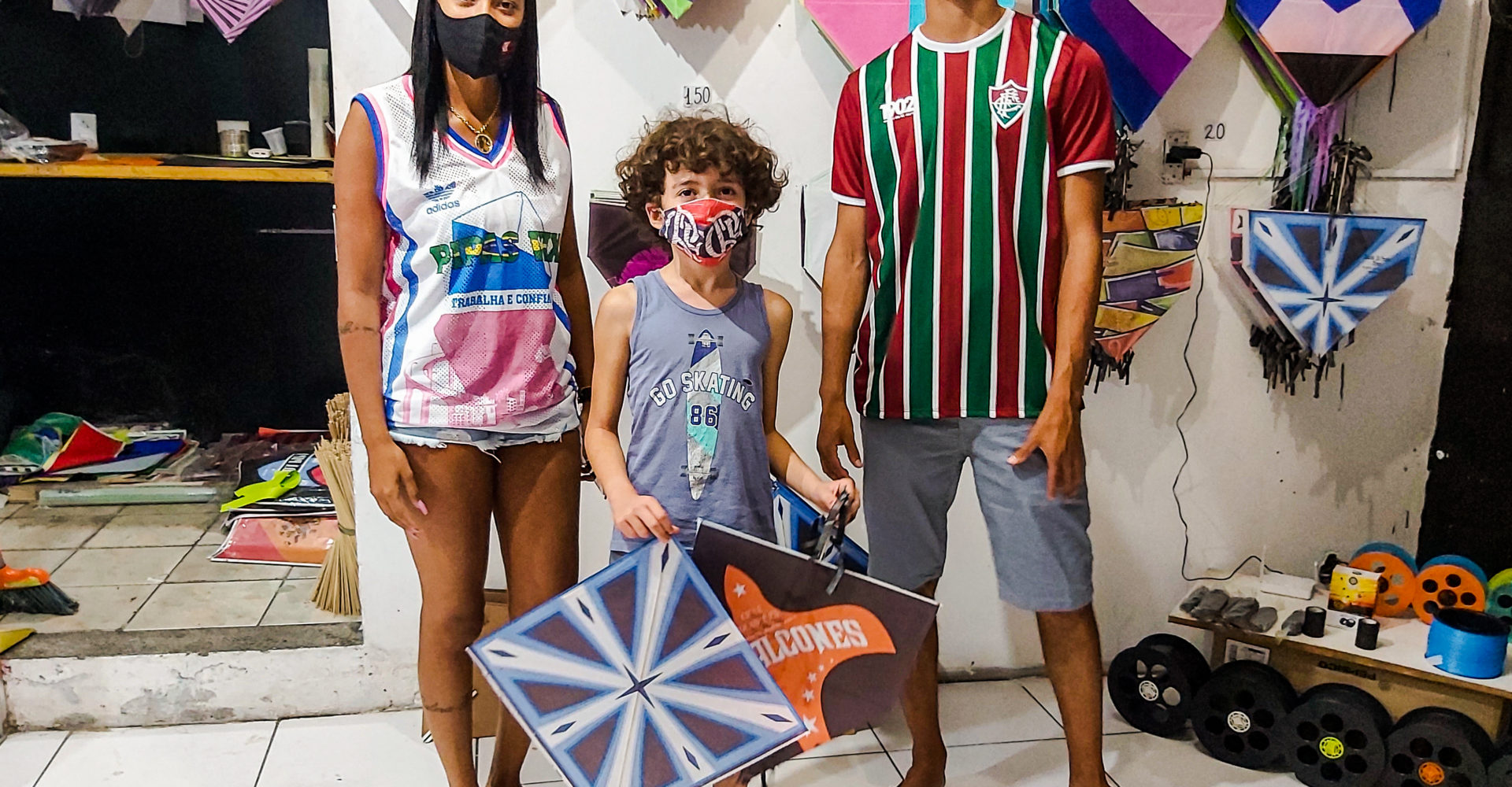 Jovens abrem loja de pipas e chegam a vender 500 unidades por dia
