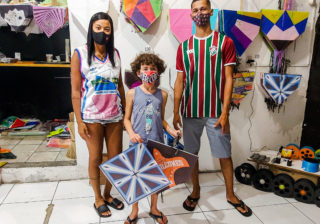 Jovens abrem loja de pipas e chegam a vender 500 unidades por dia