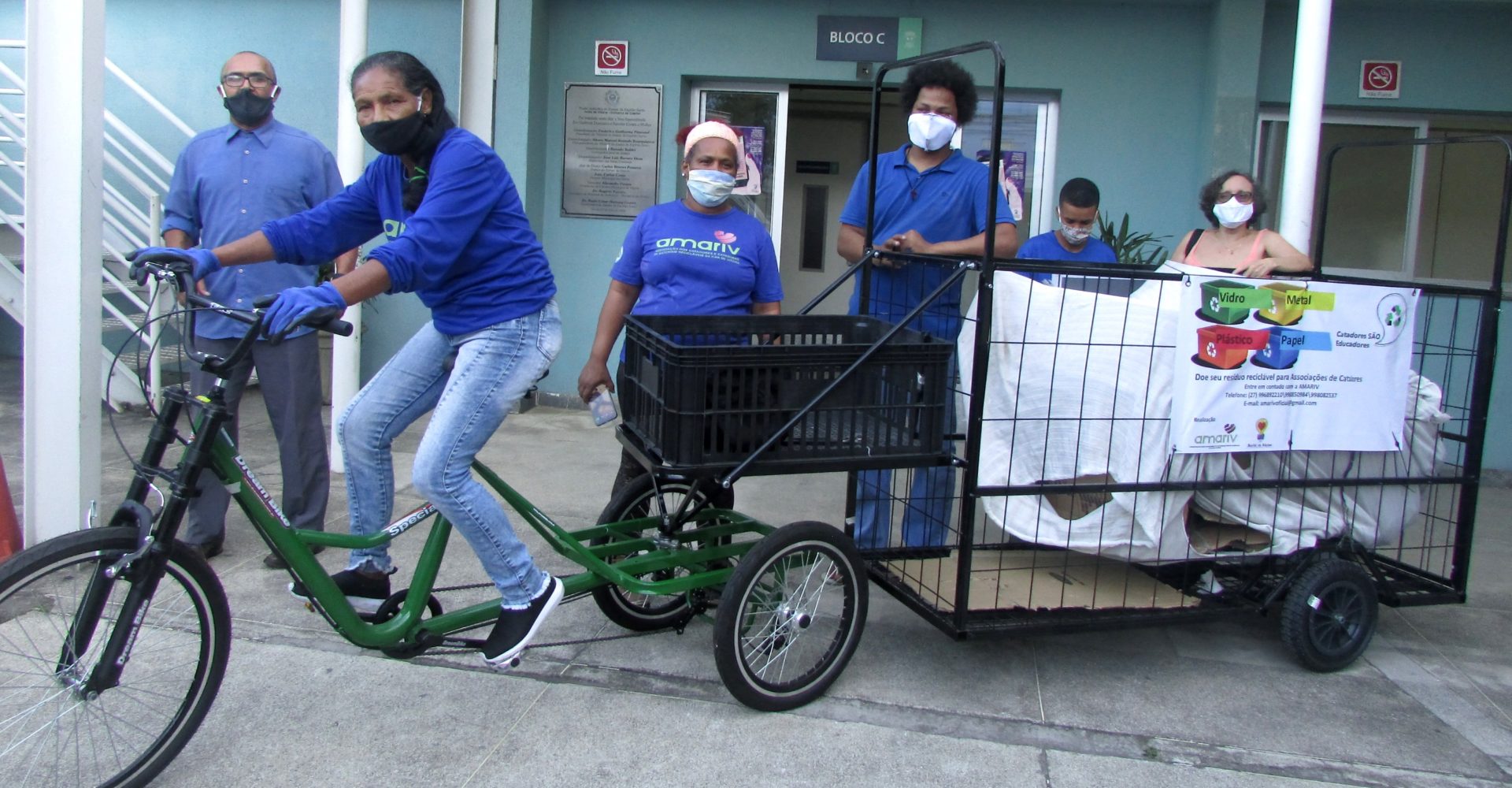 Catadores de Vitória ganham triciclo para recolher materiais recicláveis