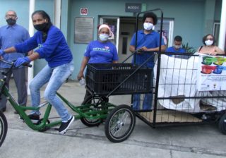 Catadores de Vitória ganham triciclo para recolher materiais recicláveis