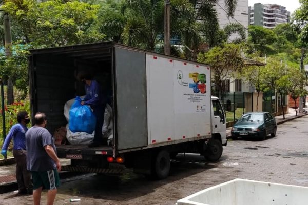 Associações recolhem os resíduos da Coleta Seletiva em Vitória